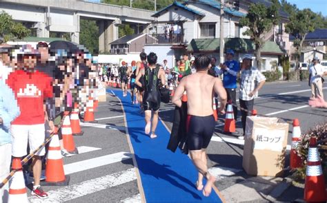 Triathletes compete for fastest overall completion time, racing each segment sequentially with the time transitioning between the disciplines included. トライアスロン スイムウェア 水着 | スパルタン・ログ