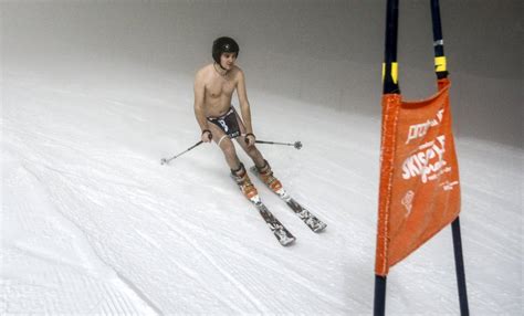 Naked Slalom Skirace W Austrii Zjechali Nago Na Nartach I Desce Zdj Cia