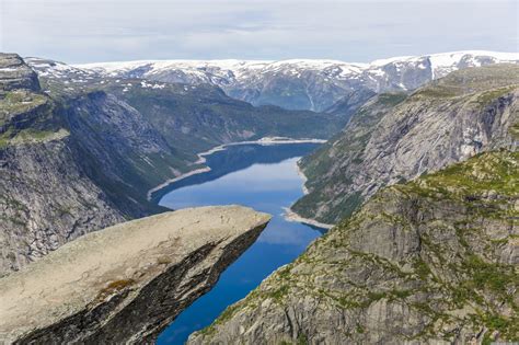 Trolltunga (troll tongue) is a rock formation situated about 1,100 metres (3,600 ft) above sea level in ullensvang municipality in vestland county, norway.the cliff juts horizontally out from the mountain, about 700 metres (2,300 ft) above the north side of the lake ringedalsvatnet. Язик троля (Trolltunga) - Норвегія - Блог про цікаві місця
