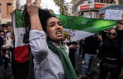 Proteste Gegen Den Iran Eindrückliche Bilder Zeigen Die Solidarität Der Frauen Brigittede