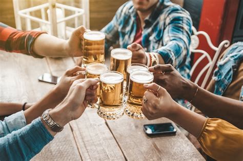 Grupo De Personas Disfrutando Y Brindando Una Cerveza En El Pub De La