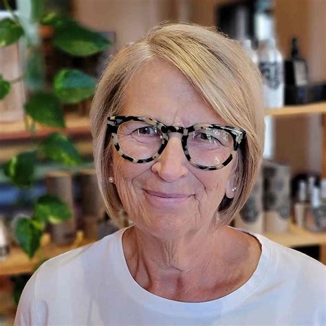 32 Ultra Flattering Hairstyles For Women Over 70 With Glasses