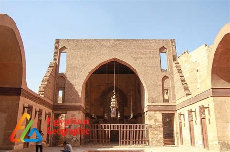 الجامع الأزهر هو أهم مساجد مصر على الإطلاق، وأحد المعاقل التاريخية لنشر وتعليم الإسلام كذلك هو واحد من أشهر المساجد الأثرية في مصر والعالم الإسلامي. الجامع الأقمر.. حجارة من القمر وتصميم من الجنة في قلب ...