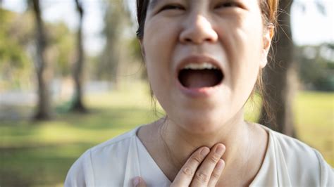 Bolinhas Branca Que Sai Da Garganta
