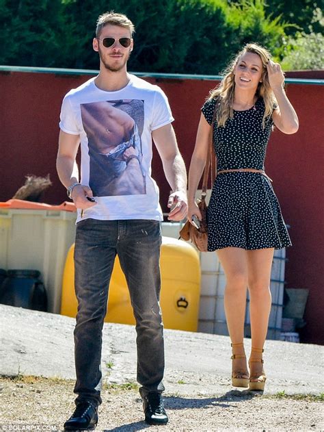 Ficha de david de gea: David De Gea sports a racy T-shirt with girlfriend Edurne ...