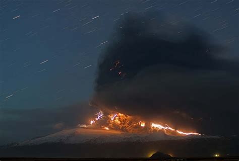 Das Hasen Auge Lightning Over Icelands Volcano Eyjafjallajökull