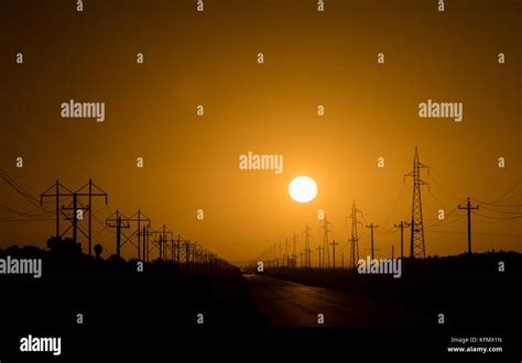 El Sol Saliendo Al Amanecer Sobre En Oriente Del Desierto Aledaño A