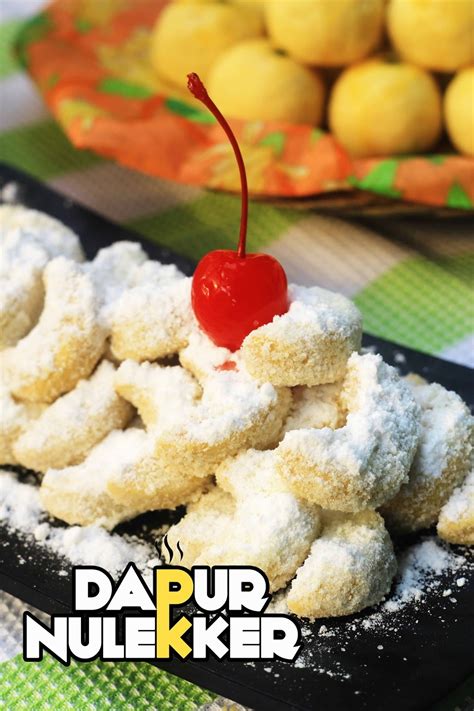 Kue kering lebaran yang satu ini punya tekstur padat namun ketika sampai di mulut, adonan meluruh bercampur dengan gula halus. Membuat Kue Putri Salju yang Gampang - Happy Cooking Happy ...