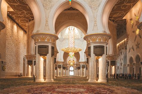 Einer fata morgana gleich, erheben sich die glasfronten der hochhäuser von abu dhabi. Scheich Zayid Moschee in Abu Dhabi: Was du wissen solltest ...