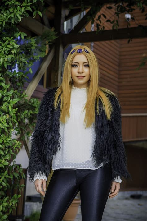 Sadece piyano ve solfej üzerine müzik çalışmalarını sürdürürken. Ece Seçkin: Aleyna Tilki'yi destekledim ama çok pişman ...