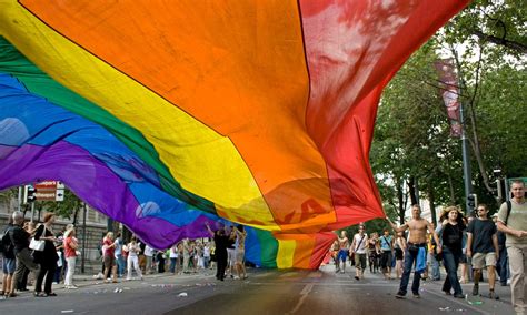 Discover more posts about regenbogenfahne. Mit einer cleveren Idee setzte Dänemark beim Länderspiel ...