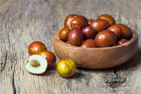 Warna ranum kuning kemerahan dan kecoklatan bisa dipastikan buah goal tersebut akan terasa manis, namun sentuhan asam masih tetap ada. Kandungan Nutrisi dan Manfaat Buah Bidara Bagi Kesehatan ...