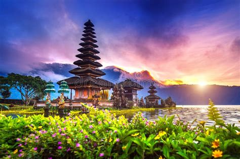 Templo Pura Ulun Danu En Bali Indonesia Foto De Archivo Imagen De