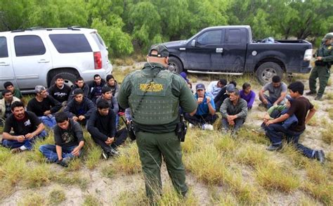 Rescatan Del Río Bravo A 34 Migrantes Columnas De México
