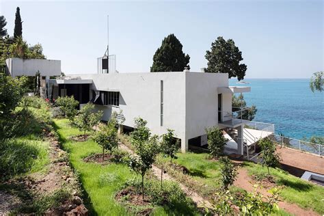 Eileen Grays Famed Cliffside Villa In The South Of France Is Returned