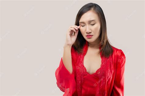 Premium Photo Asian Women Have Rubbing In The Eye