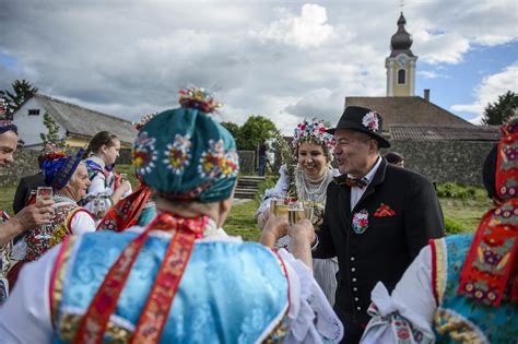 Things to know before you marry a Hungarian - unique wedding traditions ...