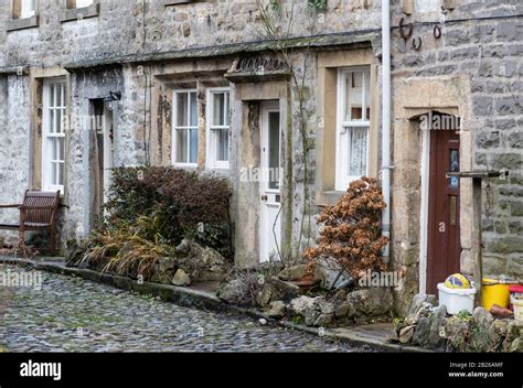 Row Yorkshire Stone Cottages Hi Res Stock Photography And Images Alamy