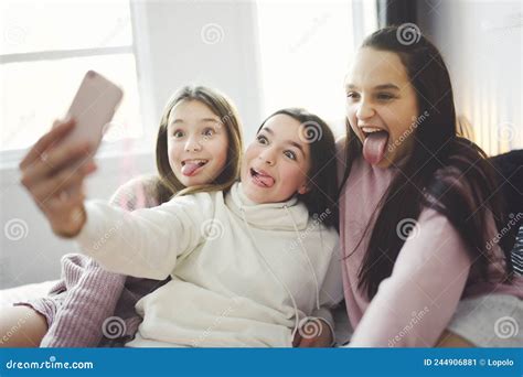 adolescentes amigas con smartphone tomándose selfie en casa imagen de archivo imagen de