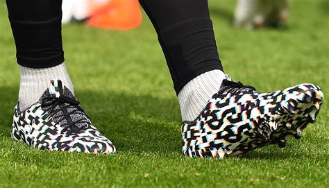 Check out his latest detailed stats including goals, assists, strengths & weaknesses and match ratings. Virgil Van Dijk s'affiche avec une paire de chaussures mystère