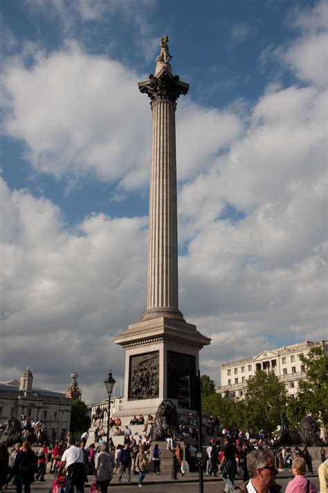 Having four straight equal sides and 90°.: La Columna de Nelson en Trafalgar Square, Londres, Reino ...