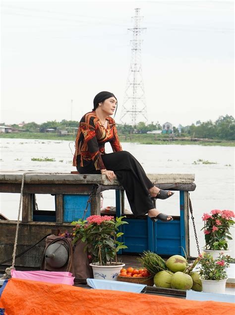 Vo Dang Khoa Transforms Into Beautiful Mekong Delta Girl In Men Gai
