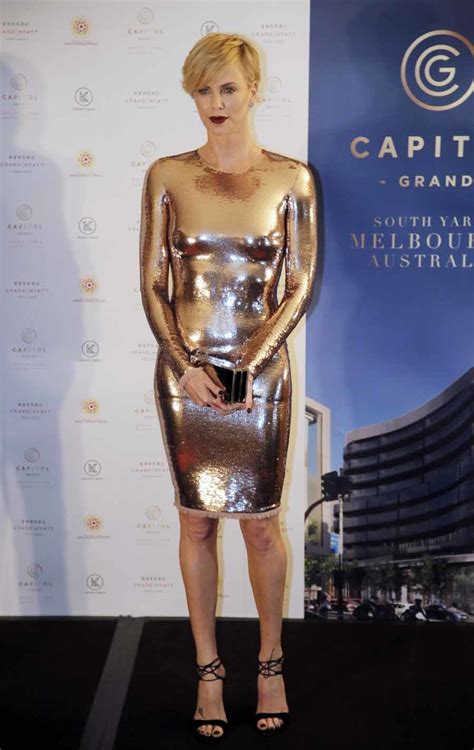 Charlize Theron Vestido ajustado de látex efecto espejo con pespunte