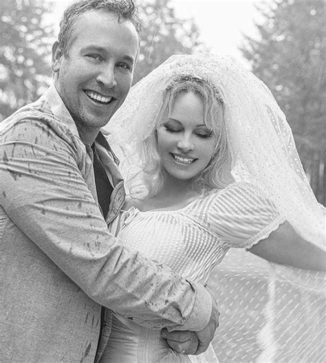 „ik ben precies waar ik wil zijn: Pamela Anderson marries her bodyguard after falling in ...
