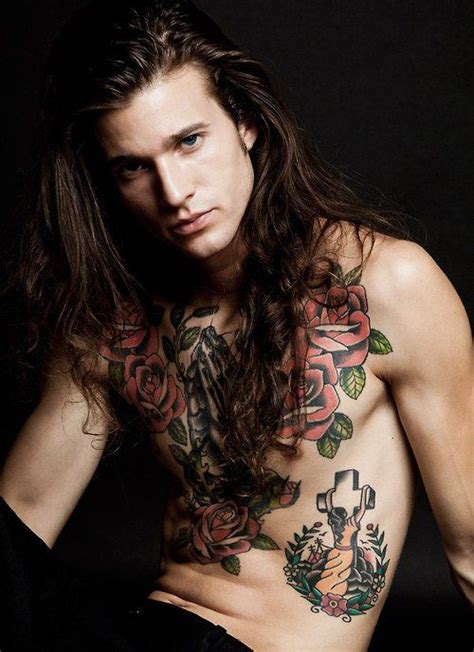 Tattooed Long Haired Guy Cabelo Longo Cabelo Comprido