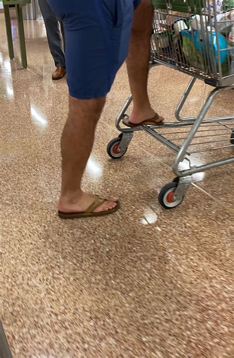 homme adoration des pieds worshiping guy s feet — farmers market hot guy in flip flops i