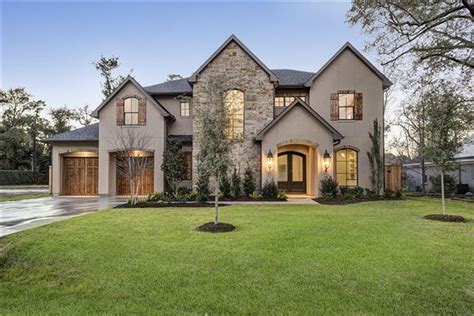 How to you maximize space while creating a traditional southern home? DESIGNER-INSPIRED TRADITIONAL HOME | Texas Luxury Homes ...