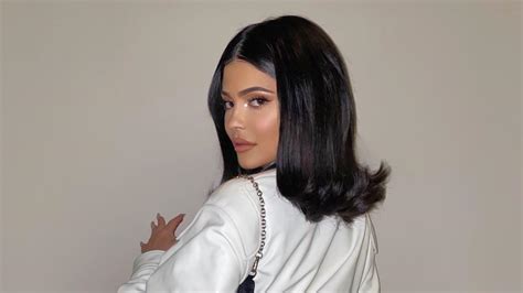Kylie Jenner Lleva Un Peinado De Puntas Hacia Arriba Con Pelo Corto Vogue
