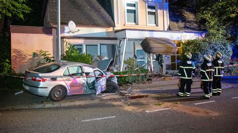 Schwerer Unfall In Hamburg Auto Kracht Gegen Laterne Und Haus