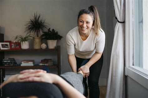 Young Woman Chiropractor Giving Treatment Del Colaborador De Stocksy