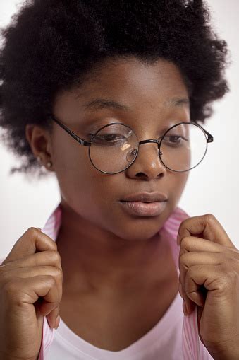 Afro Wanita Berkacamata Melihat Ke Samping Dan Memegang Kerah Kemeja
