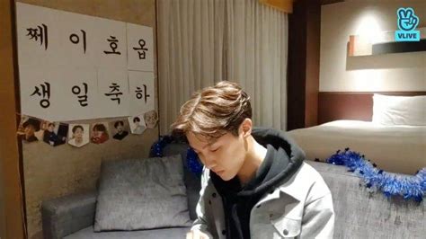 Simak inspirasi kamar bertemakan bts di sini selengkapnya. Cuplikan V LIVE J-Hope BTS buat ARMY Geram, Aksi Sasaeng Fans Intip Kamar Hotel Tertangkap ...