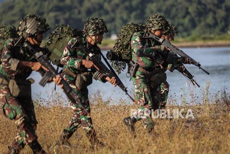 Tni Ad Latihan Perang Menembak Senjata Berat Di Lumajang Republika Online