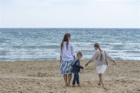 Madre Y Su Hija E Hijo En La Playa Foto De Archivo Imagen De Juego