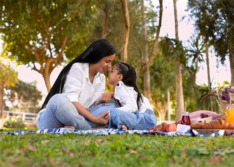 Madre E Hija Pasan Tiempo Juntas Afuera En El Parque Para El Día De La