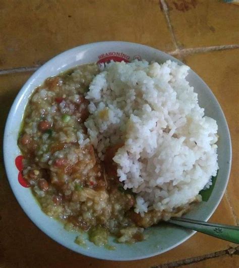 Jom kita lihat jumlah kalori dalam setiap makanan dan minuman yang selalu diambil. Ada Bubur Ayam Pakai Nasi, Gimana Rasanya? - USS Feed