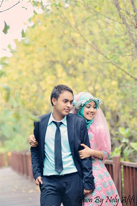 A dark moody photography style is so refreshing for a prewedding photoshoot! Gaun Bunga Untuk Pre Wedding Photoshoot