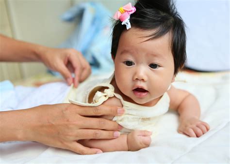 Bayi Usia 4 Bulan Senyum Dan Tawanya Makin Sering Menghiasi Hari