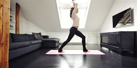 Die beckenboden übungen helfen dir dich gut zu fühlen. 10 Minuten Workout: 5 Yoga-Übungen für Zuhause | desired ...