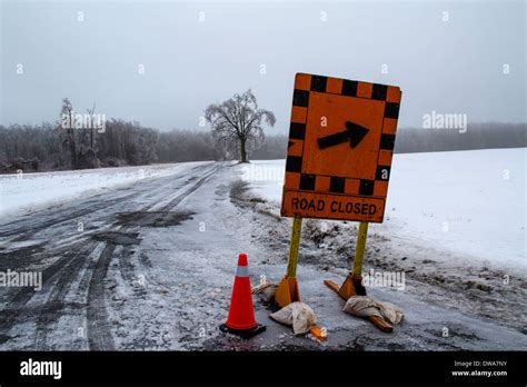 Closed For Winter Sign Hi Res Stock Photography And Images Alamy
