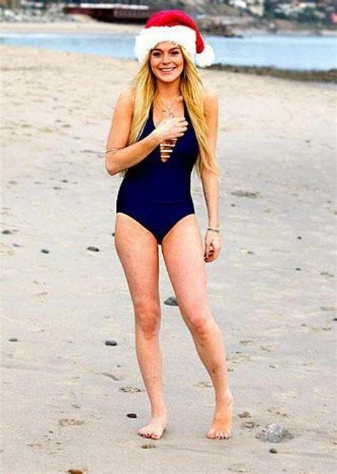 7 Funny Pics Of Lindsay Lohan In Santas Hat Rachel Mcadams Bikini Lindsay Lohan Rachel Mcadams