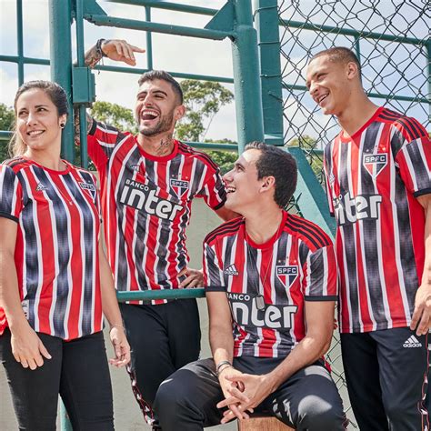 São paulo futebol clube, commonly known as são paulo, is a professional women's association football club based in são paulo, brazil.founded in 1997, the team is affiliated with federação paulista de futebol and play their home games at estádio parque são jorge.the team colors, reflected in their logo and uniform, are white, red and black. Sao Paulo FC uitshirt 2019-2020 - Voetbalshirts.com
