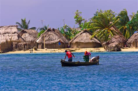 Kuna Indians In Dugout Canoe Wichub Wala Island San Blas Islands