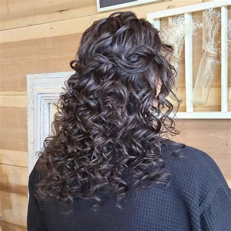 22 Curly Prom Hairstyles For Your Stunning Prom Night Look