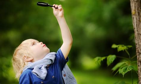 Lenfant Regarde à La Loupe Augmenter Mise Au Point Sélective