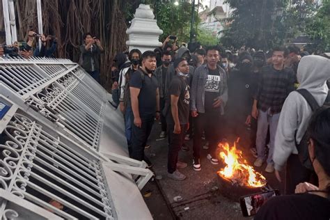 Unjuk Rasa ARB Di DPRD DIY Ricuh Massa Robohkan Gerbang